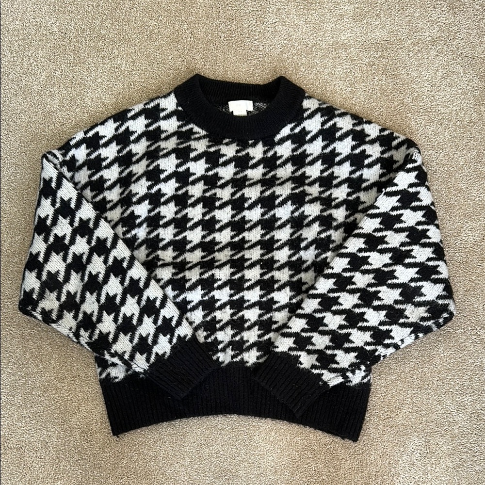 H&M Black and White Crew Neck Sweater with Houndstooth Pattern